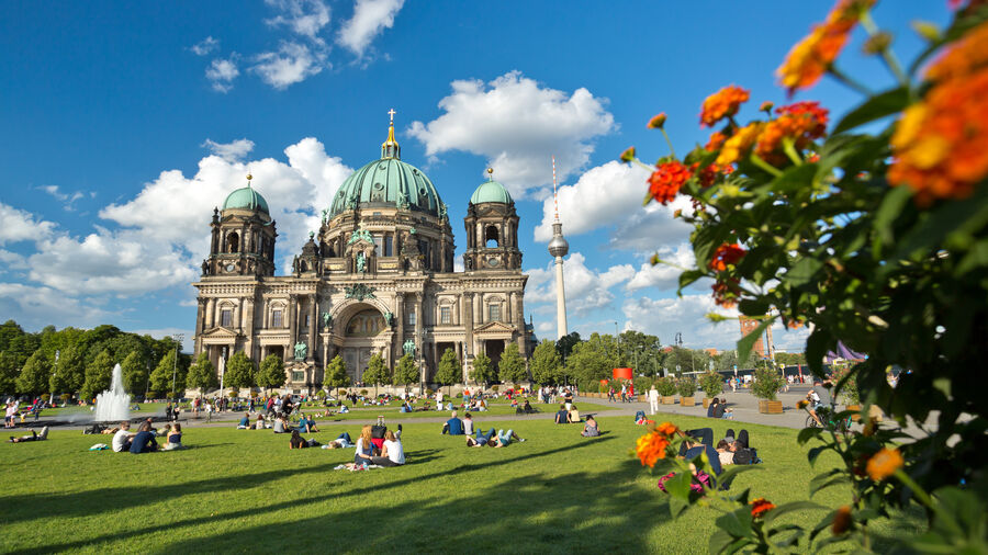 Du lịch Đức - Thành phố Berlin - Công viên phía trước nhà thờ Berlin