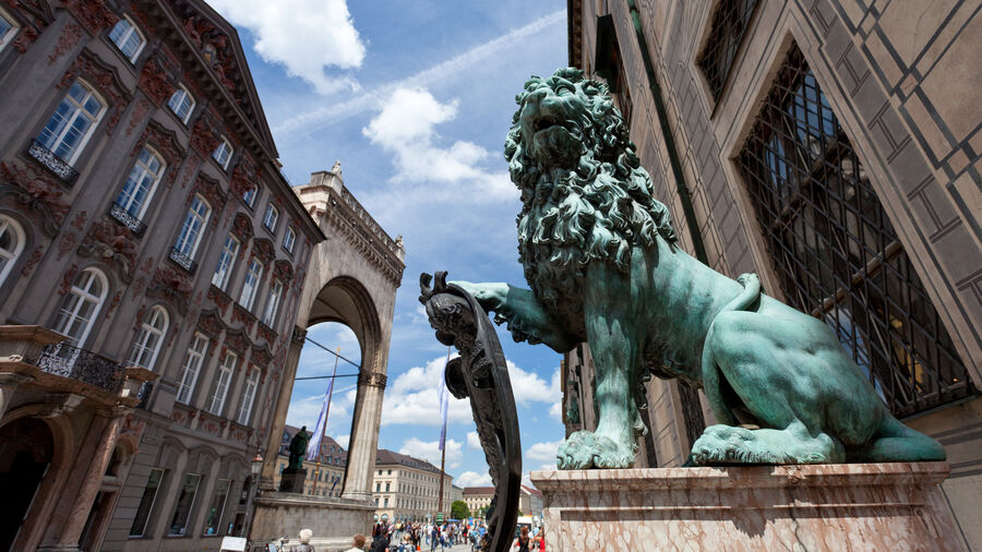 Du lịch Đức - Thành phố Munich - Sư tử canh gác lối vào Residenz gần Odeonsplatz, Munich
